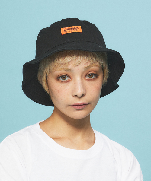 UNIVERSAL OVERALL（ユニバーサルオーバーオール）の「【NEW ERA /ニューエラ】×【UNIVERSAL OVERALL】STANDARD WASH BUCKETU バケットハット（ハット・メンズ・ブラック・フリー）」の2枚目の写真