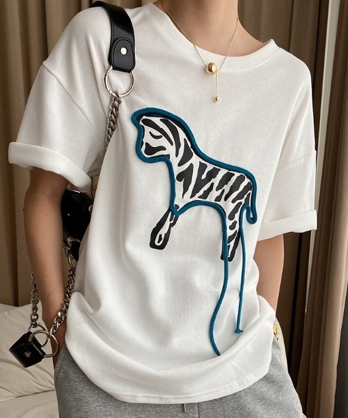 deux amour(ドゥーザムール)の「シマウマモチーフTシャツ(Tシャツ/カットソー・レディース・ホワイト/グレー/ブラック・FREE)」の2枚目の写真