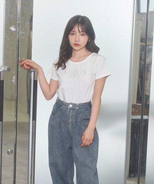 ANDGEEBEE(アンジービー)の「ラインストーンロゴT(Tシャツ/カットソー・レディース・ホワイト/ブラック・MEDIUM)」の1枚目の写真