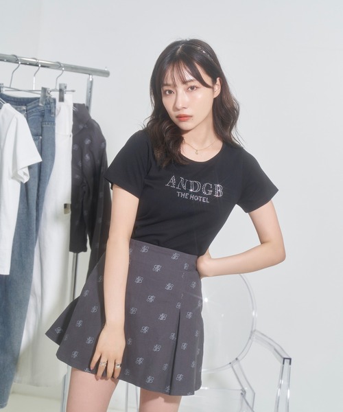 ANDGEEBEE(アンジービー)の「ラインストーンロゴT(Tシャツ/カットソー・レディース・ホワイト/ブラック・MEDIUM)」の2枚目の写真