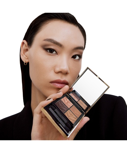 Yves Saint Laurent Beaute（イヴ・サンローラン・ボーテ）の「【新色登場】クチュール ミニ クラッチ（アイシャドウ・レディース・400 - バビロン ローズ/500 - メディナ グロウ/200 - ギリーズ ドリーム/100 - ストラ ドールズ/300 - カスバ スパイシーズ/600 - スポンティーニ リリー/810 - オーバー オランジュ/700 - オーバー ノア―ル/710 - オーバー ブラン/800 - オーバー ドゥレ/730 - サンライズ サファリ/830 - アンエクスプロード ガーデン/720 - キャプティベイティング デューンズ/820 - マジェスティック リヤド・FREE）」の18枚目の写真