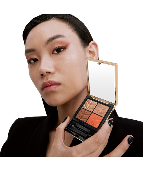 Yves Saint Laurent Beaute（イヴ・サンローラン・ボーテ）の「【新色登場】クチュール ミニ クラッチ（アイシャドウ・レディース・400 - バビロン ローズ/500 - メディナ グロウ/200 - ギリーズ ドリーム/100 - ストラ ドールズ/300 - カスバ スパイシーズ/600 - スポンティーニ リリー/810 - オーバー オランジュ/700 - オーバー ノア―ル/710 - オーバー ブラン/800 - オーバー ドゥレ/730 - サンライズ サファリ/830 - アンエクスプロード ガーデン/720 - キャプティベイティング デューンズ/820 - マジェスティック リヤド・FREE）」の22枚目の写真