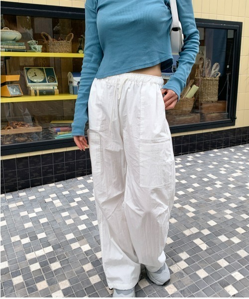 cream creme(クリームクレーム)の「ナイロン カーゴパンツ(カーゴパンツ・レディース・ホワイト/ブラック・FREE)」の2枚目の写真