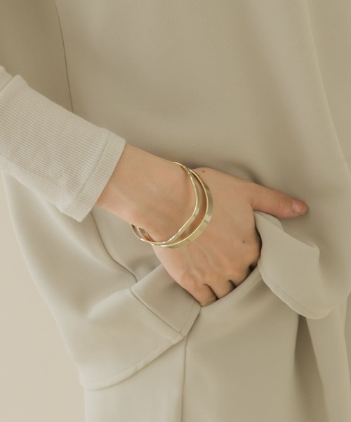 SMELLY(スメリー)の「ウェーブダブルラインバングル(バングル/リストバンド・レディース・ゴールド・-)」の2枚目の写真
