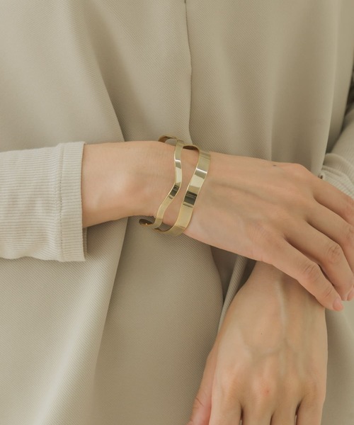 SMELLY(スメリー)の「ウェーブダブルラインバングル(バングル/リストバンド・レディース・ゴールド・-)」の3枚目の写真