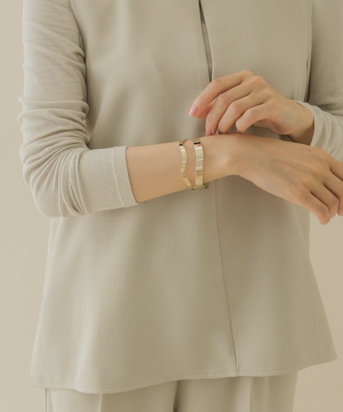 SMELLY(スメリー)の「ウェーブダブルラインバングル(バングル/リストバンド・レディース・ゴールド・-)」の4枚目の写真