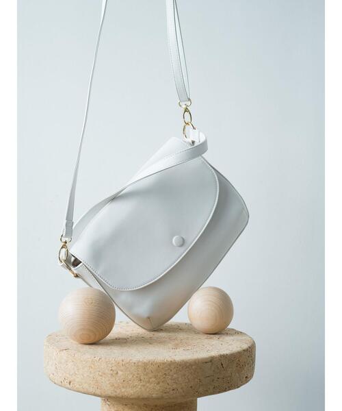 Lugnoncure(ルノンキュール)の「フラップミニショルダーバッグ(ハンドバッグ・レディース・ベージュ/オフホワイト/ブラック・F)」の4枚目の写真