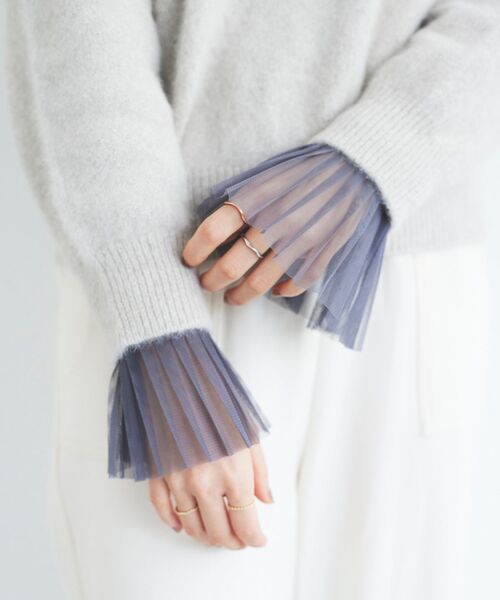 le.coeur blanc(ルクールブラン)の「プリーツカフスクルーネックプルオーバー(Tシャツ/カットソー・レディース・アイボリー/グレー・38)」の1枚目の写真