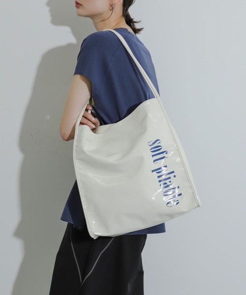 SENSE OF PLACE by URBAN RESEARCH（センスオブプレイスバイアーバンリサーチ）の「エナメルトートバッグ（トートバッグ・レディース・ブラック/アイボリー/ベージュ・ONE）」の2枚目の写真