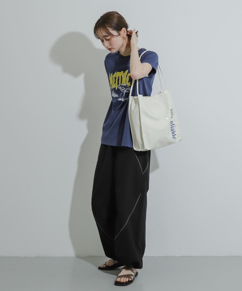 SENSE OF PLACE by URBAN RESEARCH（センスオブプレイスバイアーバンリサーチ）の「エナメルトートバッグ（トートバッグ・レディース・ブラック/アイボリー/ベージュ・ONE）」の6枚目の写真