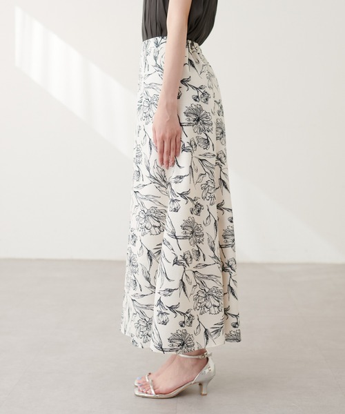 natural couture（ナチュラルクチュール）の「ブッチャー線画花柄フレアスカート（スカート・レディース・ブラック/オフホワイト・FREE）」の14枚目の写真