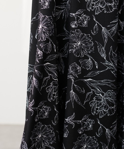 natural couture（ナチュラルクチュール）の「ブッチャー線画花柄フレアスカート（スカート・レディース・ブラック/オフホワイト・FREE）」の12枚目の写真