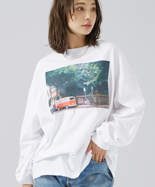 PARROTT CANVAS(パロットキャンバス)の「【PARROTT CANVAS/パロットキャンバス】ロンTEE / ロゴ / フォト / 長袖 / Tシャツ / カーフォト(Tシャツ/カットソー・レディース・ホワイト系その他2/ホワイト系その他/ホワイト系その他3・フリー)」の3枚目の写真