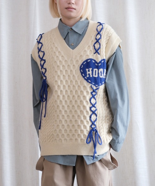 HOOK(フック)の「HOOK -original- ハートパッチ編み上げニットベスト (AW)(ベスト・メンズ・ライトベージュ/グリーン・XL/L/M)」の2枚目の写真