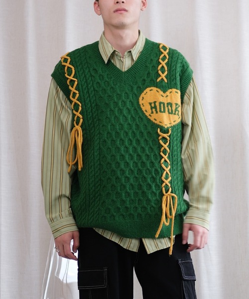 HOOK(フック)の「HOOK -original- ハートパッチ編み上げニットベスト (AW)(ベスト・メンズ・ライトベージュ/グリーン・XL/L/M)」の1枚目の写真