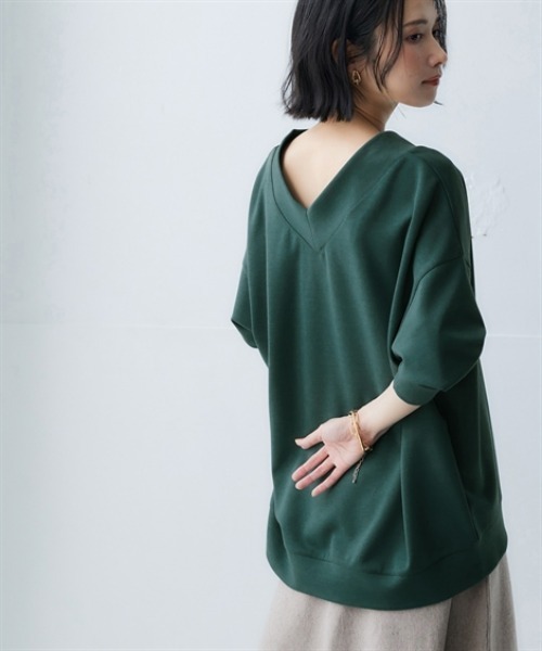 nissen(ニッセン)の「なめらかポンチ素材 前後Vネックプルオーバー(Tシャツ/カットソー・レディース・グリーン系/モカ/ブラック/グレイッシュベージュ/グレイッシュブルー/チャコールグレー・S/M/L/LL)」の2枚目の写真