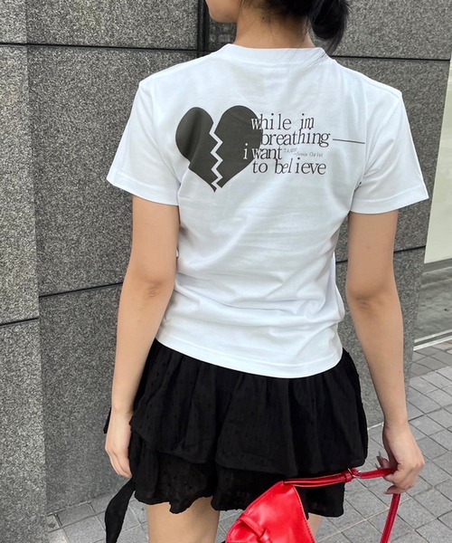 fiere(フィエール)の「ショート丈バックプリント半袖Tシャツ(Tシャツ/カットソー・レディース・ホワイト・X-SMALL)」の2枚目の写真