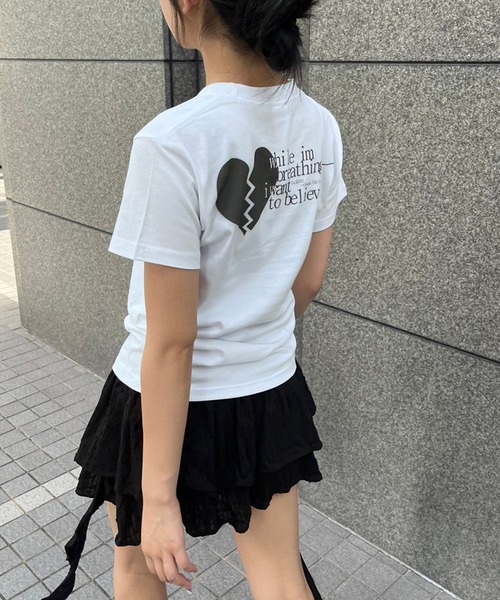 fiere(フィエール)の「ショート丈バックプリント半袖Tシャツ(Tシャツ/カットソー・レディース・ホワイト・X-SMALL)」の4枚目の写真