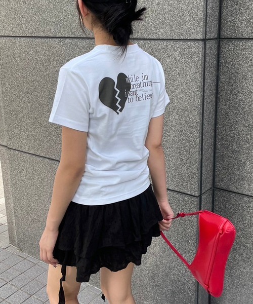 fiere(フィエール)の「ショート丈バックプリント半袖Tシャツ(Tシャツ/カットソー・レディース・ホワイト・X-SMALL)」の5枚目の写真