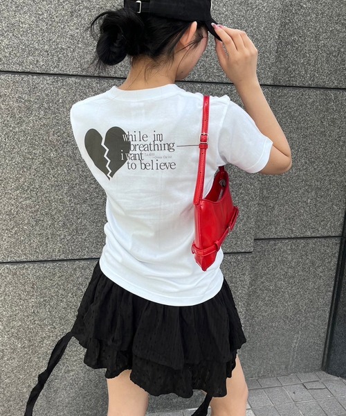 fiere(フィエール)の「ショート丈バックプリント半袖Tシャツ(Tシャツ/カットソー・レディース・ホワイト・X-SMALL)」の6枚目の写真