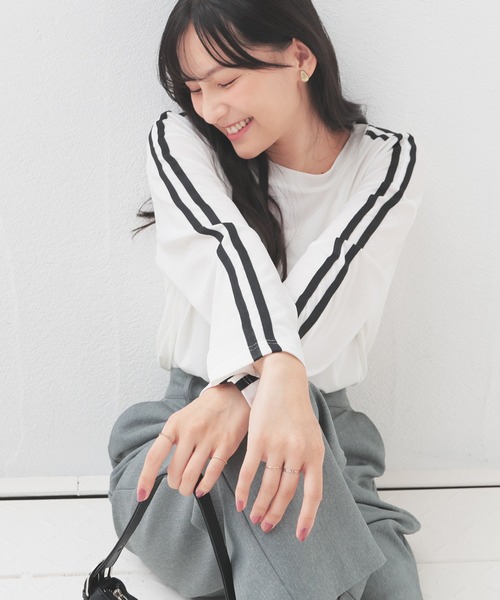 Honeys（ハニーズ）の「袖ラインゆるトップス（Tシャツ/カットソー・レディース・ブルー/アイボリー/ブラック/ピンク・S/M/L）」の2枚目の写真