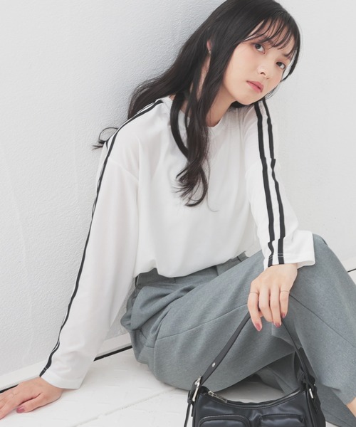 Honeys（ハニーズ）の「袖ラインゆるトップス（Tシャツ/カットソー・レディース・ブルー/アイボリー/ブラック/ピンク・S/M/L）」の8枚目の写真