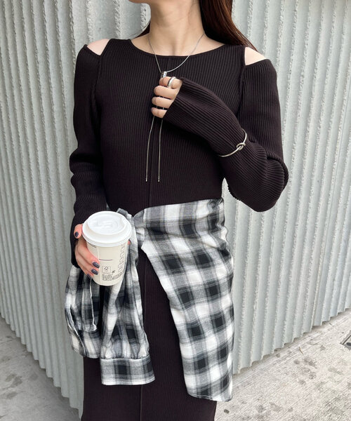 mline（エムライン）の「[mline]カットアウトニットワンピース（ワンピース・レディース・チャコールグレー/アイボリー/ブラウン/イエロー/ピンク/ブラック・1/2）」の4枚目の写真