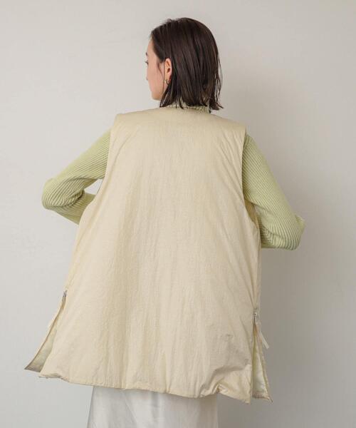 SENSE OF PLACE by URBAN RESEARCH(センスオブプレイスバイアーバンリサーチ)の「サイドジップパフベスト(ダウンベスト・レディース・アイボリー/ブラック・ONE)」の7枚目の写真