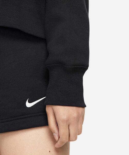 NIKE(ナイキ)の「《セットアップ対応商品》ナイキ スポーツウェア フェニックス フリース ウィメンズ オーバーオーバーサイズド クルーネック スウェットシャツ / Nike Sportswear Phoenix Fleece Women's Over-Oversized Crewneck Sweatshirt DQ5762-010 Black(スウェット・レディース・ブラック・S/M/L/2XL/XL/XS)」の4枚目の写真