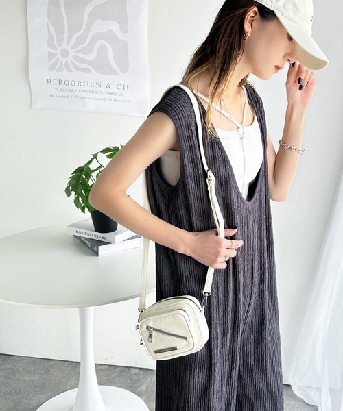 mily bilet(ミウィビレット)の「【mily bilet】お洒落なサイズ感♪エナメルフェイクレザーデザインポケットミニショルダーバッグ(斜め掛け)(ショルダーバッグ・レディース・アイボリー/ブラック・ONE SIZE)」の6枚目の写真