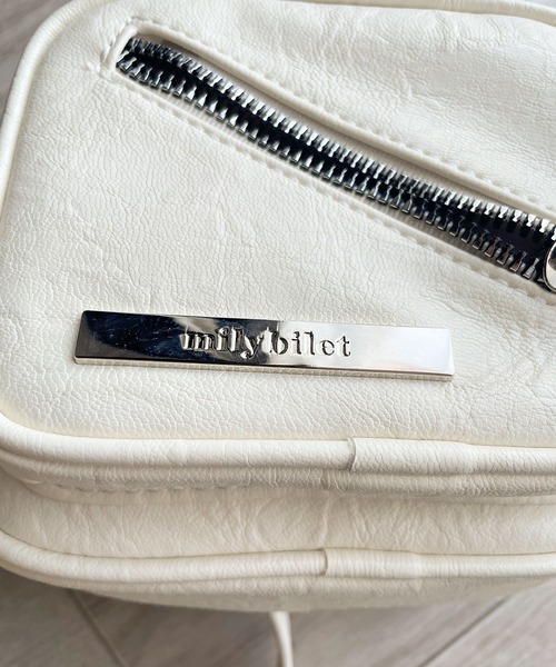 mily bilet(ミウィビレット)の「【mily bilet】お洒落なサイズ感♪エナメルフェイクレザーデザインポケットミニショルダーバッグ(斜め掛け)(ショルダーバッグ・レディース・アイボリー/ブラック・ONE SIZE)」の15枚目の写真