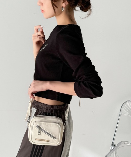 mily bilet(ミウィビレット)の「【mily bilet】お洒落なサイズ感♪エナメルフェイクレザーデザインポケットミニショルダーバッグ(斜め掛け)(ショルダーバッグ・レディース・アイボリー/ブラック・ONE SIZE)」の3枚目の写真