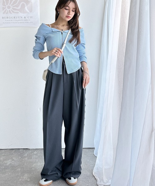 mily bilet(ミウィビレット)の「【mily bilet】お洒落なサイズ感♪エナメルフェイクレザーデザインポケットミニショルダーバッグ(斜め掛け)(ショルダーバッグ・レディース・アイボリー/ブラック・ONE SIZE)」の7枚目の写真