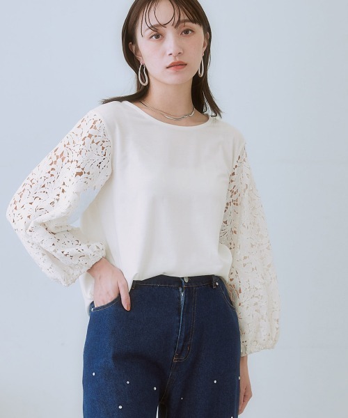 SMILE LAND(スマイルランド)の「<大きいサイズ> 袖レースデザインカットソープルオーバー(Tシャツ/カットソー・レディース・ブラック/モカ/オフホワイト・3L/4L/5L/L/LL)」の1枚目の写真