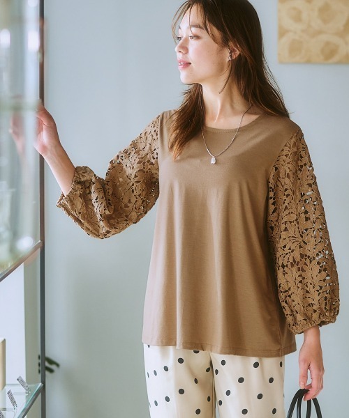 SMILE LAND(スマイルランド)の「<大きいサイズ> 袖レースデザインカットソープルオーバー(Tシャツ/カットソー・レディース・ブラック/モカ/オフホワイト・3L/4L/5L/L/LL)」の3枚目の写真