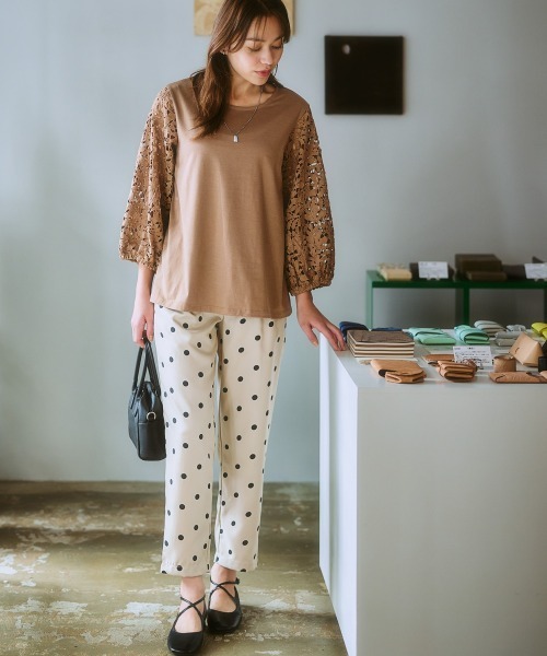 SMILE LAND(スマイルランド)の「<大きいサイズ> 袖レースデザインカットソープルオーバー(Tシャツ/カットソー・レディース・ブラック/モカ/オフホワイト・3L/4L/5L/L/LL)」の4枚目の写真