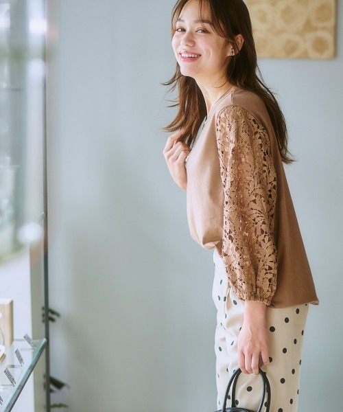 SMILE LAND(スマイルランド)の「<大きいサイズ> 袖レースデザインカットソープルオーバー(Tシャツ/カットソー・レディース・ブラック/モカ/オフホワイト・3L/4L/5L/L/LL)」の6枚目の写真