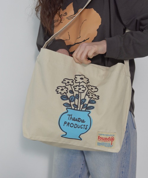 THEATRE PRODUCTS(シアタープロダクツ)の「【THEATRE PRODUCTS | Shiomi Wadaコラボ】コットンキャンバスショルダーバッグ フラワー/ネコ(ショルダーバッグ・レディース・ベージュ/ブラック・FREE)」の1枚目の写真