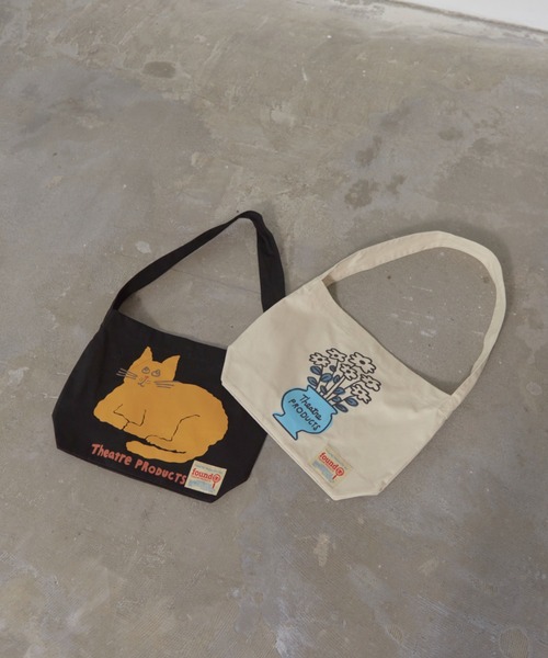 THEATRE PRODUCTS(シアタープロダクツ)の「【THEATRE PRODUCTS | Shiomi Wadaコラボ】コットンキャンバスショルダーバッグ フラワー/ネコ(ショルダーバッグ・レディース・ベージュ/ブラック・FREE)」の4枚目の写真