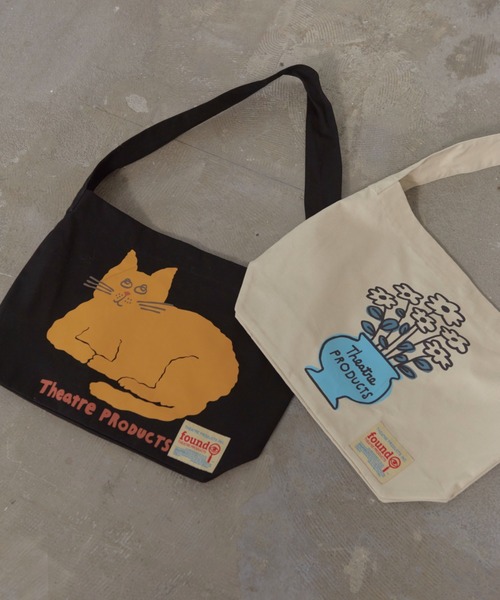 THEATRE PRODUCTS(シアタープロダクツ)の「【THEATRE PRODUCTS | Shiomi Wadaコラボ】コットンキャンバスショルダーバッグ フラワー/ネコ(ショルダーバッグ・レディース・ベージュ/ブラック・FREE)」の5枚目の写真