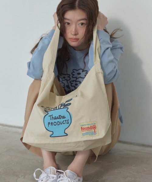 THEATRE PRODUCTS(シアタープロダクツ)の「【THEATRE PRODUCTS | Shiomi Wadaコラボ】コットンキャンバスショルダーバッグ フラワー/ネコ(ショルダーバッグ・レディース・ベージュ/ブラック・FREE)」の12枚目の写真