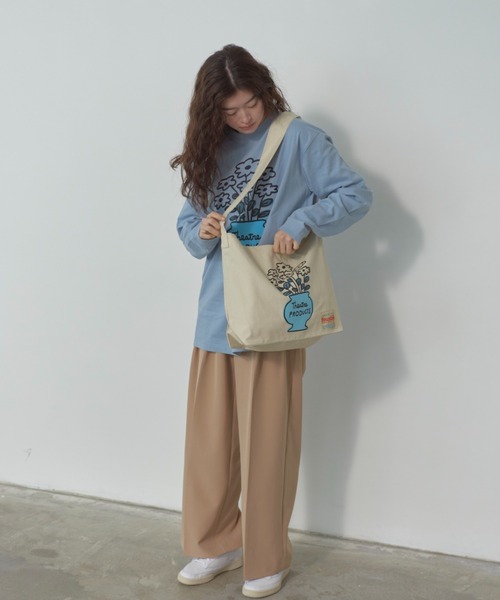 THEATRE PRODUCTS(シアタープロダクツ)の「【THEATRE PRODUCTS | Shiomi Wadaコラボ】コットンキャンバスショルダーバッグ フラワー/ネコ(ショルダーバッグ・レディース・ベージュ/ブラック・FREE)」の13枚目の写真