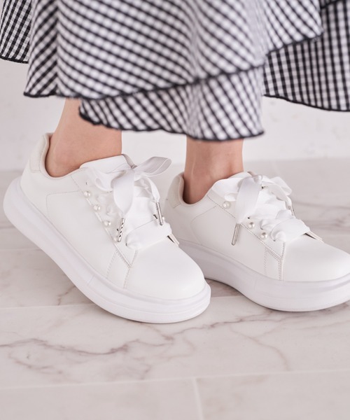 tocco closet(トッコ クローゼット)の「パール付きレースアップスニーカー(スニーカー・レディース・オフホワイト/ブラック・M/L/S)」の9枚目の写真