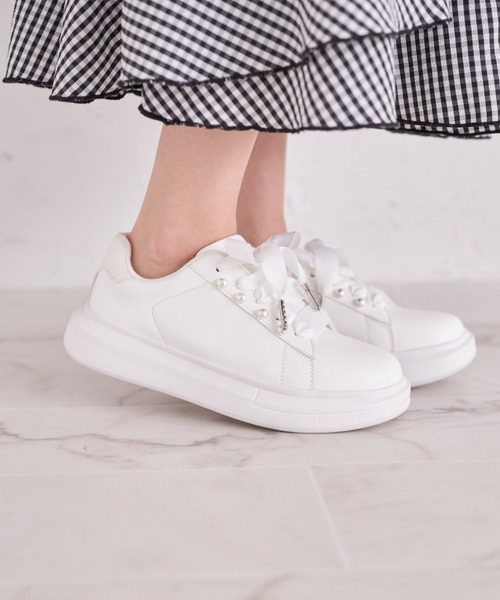 tocco closet(トッコ クローゼット)の「パール付きレースアップスニーカー(スニーカー・レディース・オフホワイト/ブラック・M/L/S)」の10枚目の写真