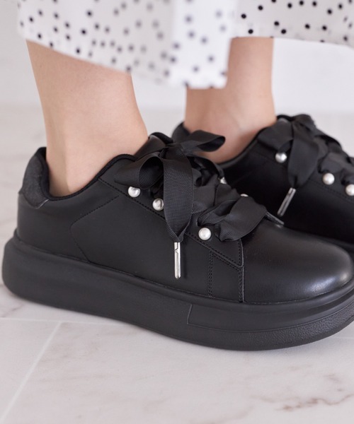 tocco closet(トッコ クローゼット)の「パール付きレースアップスニーカー(スニーカー・レディース・オフホワイト/ブラック・M/L/S)」の14枚目の写真