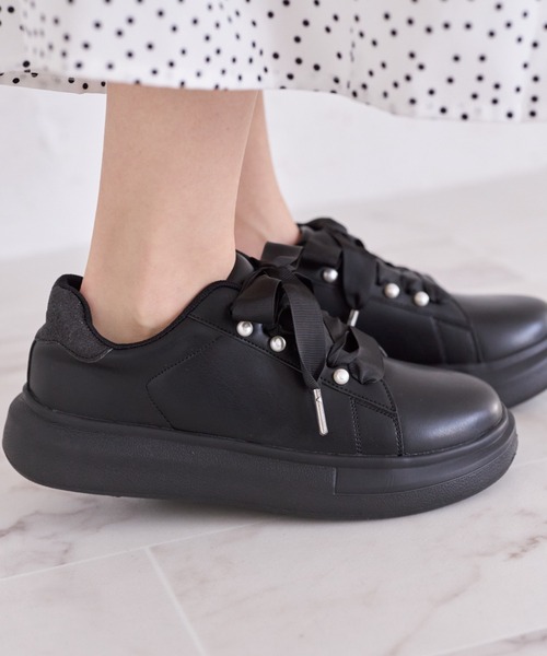 tocco closet(トッコ クローゼット)の「パール付きレースアップスニーカー(スニーカー・レディース・オフホワイト/ブラック・M/L/S)」の15枚目の写真