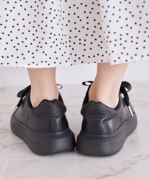 tocco closet(トッコ クローゼット)の「パール付きレースアップスニーカー(スニーカー・レディース・オフホワイト/ブラック・M/L/S)」の16枚目の写真