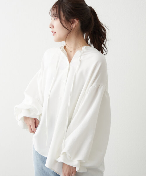 continuer de NICE CLAUP(コンティニューデナイスクラップ)の「体型カバーにも◎、スキッパー2枚袖ブラウス(シャツ/ブラウス・レディース・オフホワイト/グレイッシュベージュ/スミクロ・FREE)」の5枚目の写真