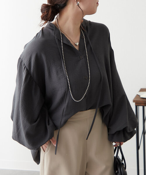 continuer de NICE CLAUP(コンティニューデナイスクラップ)の「体型カバーにも◎、スキッパー2枚袖ブラウス(シャツ/ブラウス・レディース・オフホワイト/グレイッシュベージュ/スミクロ・FREE)」の11枚目の写真