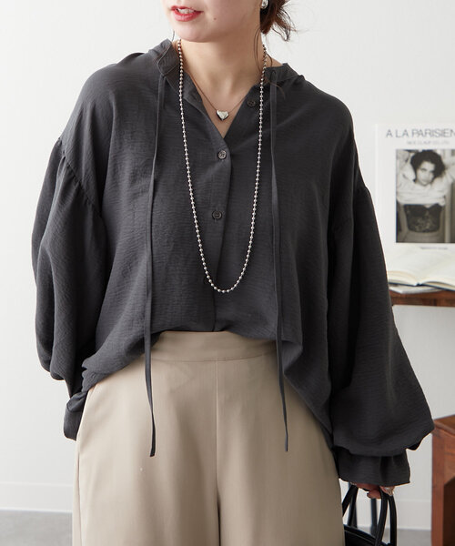 continuer de NICE CLAUP(コンティニューデナイスクラップ)の「体型カバーにも◎、スキッパー2枚袖ブラウス(シャツ/ブラウス・レディース・オフホワイト/グレイッシュベージュ/スミクロ・FREE)」の13枚目の写真